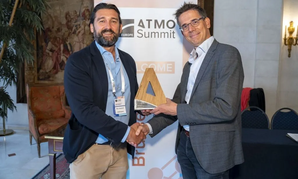 Marc Chasserot, ATMOsphere CEO, presenting MEP Bas Eickhout with the 2023 ATMO Award for Person of the Year.
