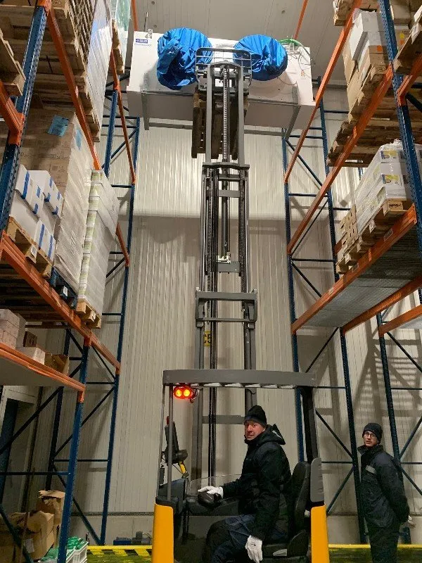 Installation of gas cooler and evaporators Grunenfelder-LU-VE