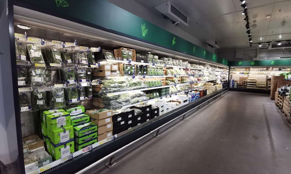 Carrier’s MaxiCO2OL system serves all of the facility’s refrigeration equipment. (Source: METRO)