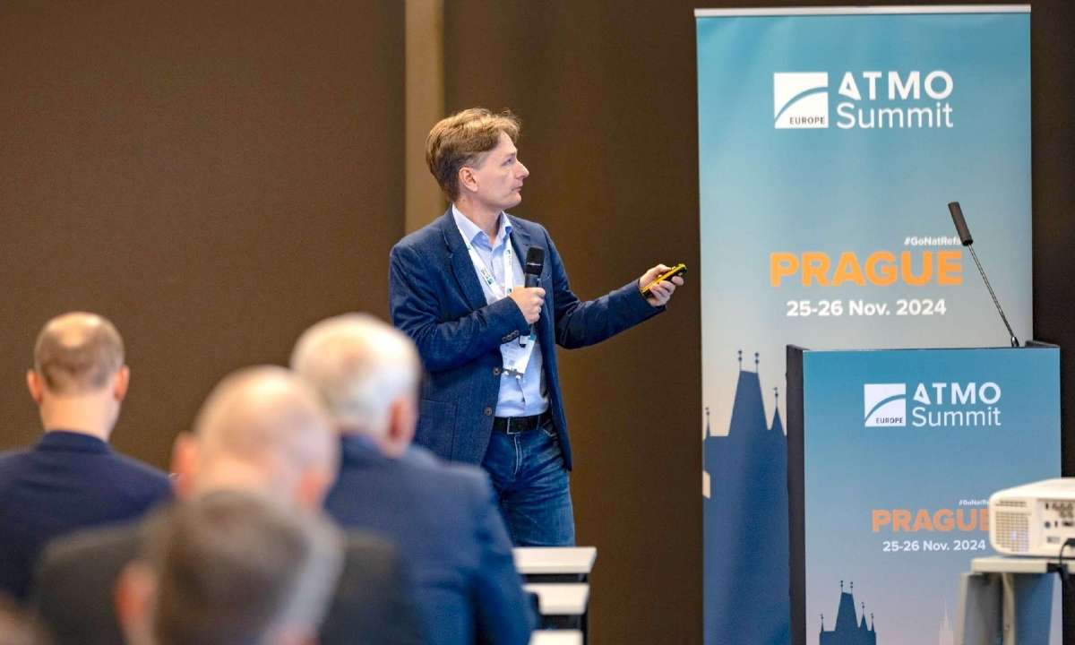 Kenneth Hoffmann, GEA, presenting about the OEM's R717 heat pump installation at ATMO Europe Summit 2024.