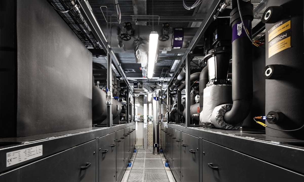 The three CO2 heat pumps from Fenagy provide 5.2MW of heating capacity and 3.6MW of cooling capacity. Photo credit: Fenagy