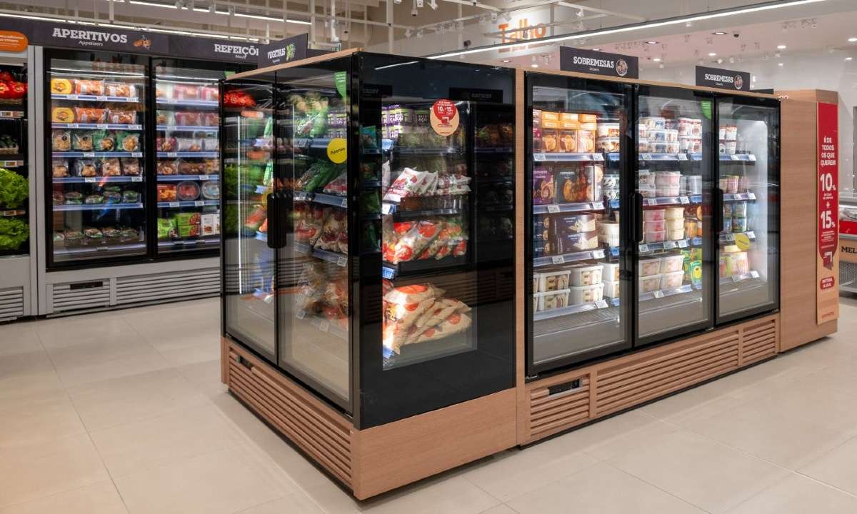 Display cases were installed with doors to reduce energy consumption. Photo credit: Jordão