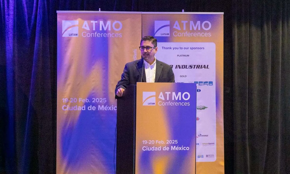 Juan José Chapa presenting at ATMO LATAM 2025